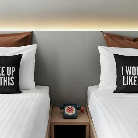 Moxy Lisboa Готель