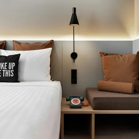 Moxy Lisboa Готель Алфражіде