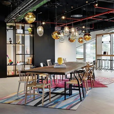 Moxy Lisboa Готель