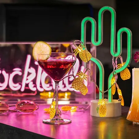 Moxy Lisboa Готель *