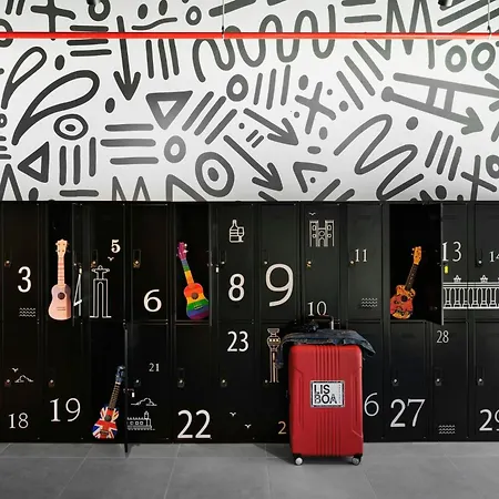 Moxy Lisboa Алфражиде